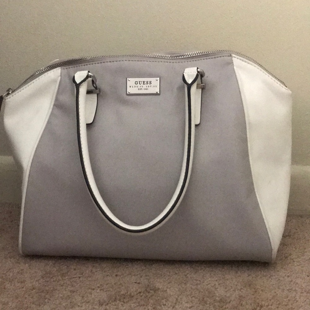 Pretty Guess Purse 👜 💕